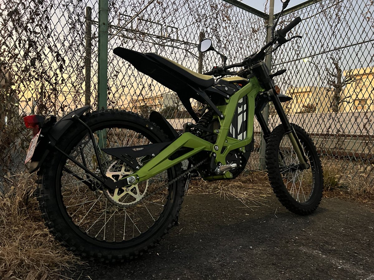 RacingMCsimo's tweet image. 急遽ピンチヒッター依頼で明日がお喋り納めになりました。ありがたや。
バイクに乗りたい欲は近所で発散。だんだんBMXストリート的な動きが楽しくなってきた。マジで気軽で機能的。

#サーロン
#SURRON
#LightBee