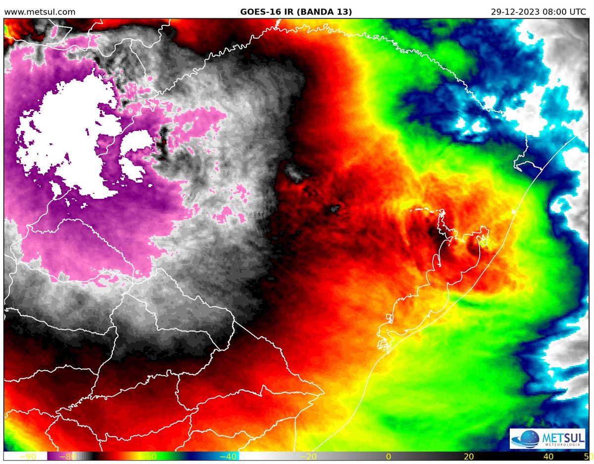 AGORA | Imagem de satélite das 5h da manhã desta sexta é impressionante. Temperatura no topo das nuvens no Oeste gaúcho atinge mais de 90ºC abaixo de zero, ou seja, são nuvens gigantescas de tempestades de mais de 15 km de altura e capazes de gerar fenômenos muito severos.