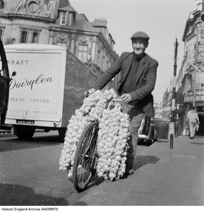 No, it's not #Piolenc, nor is it main street #Gilroy, but the heart of Mayfair, London.

It may not be your first port of call, but the HE Archive has some surprising garlic-related records👇
historicengland.org.uk/images-books/p…

#GarlicInArchives
#ArchivePhotography
#Mayfair