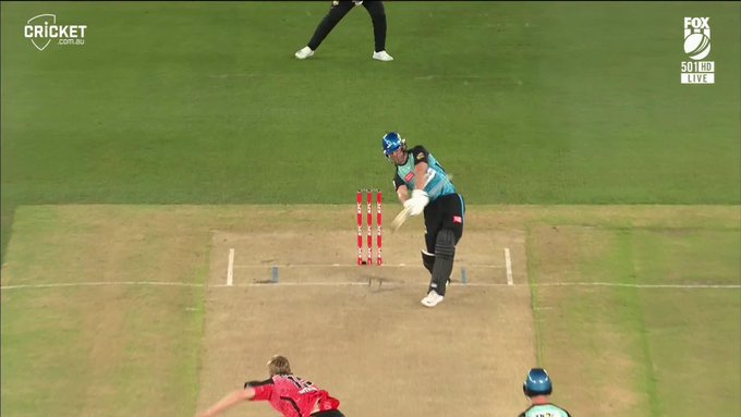 Chris Lynn hits the ROOF and the call is SIX 🙌 📹 Credits: Twitter/BBL