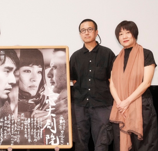SatFictionJP's tweet photo. 映画 『サタデー・フィクション』は横光利一の『上海』とホン・インの『上海の死』からインスパイアされた。脚本を務めたマー・インリーさんは『上海』の中の一部の内容を『上海の死』の劇中劇の内容に置き換え、『上海の死』の原作の構造を徹底的に変え、この小説を映画として成立するテキストに作り変えた。ロウ・イエ監督は、「これは『ブラインド・マッサージ』に���き、インリーの非常に実験的な翻案作品であります」と語る。