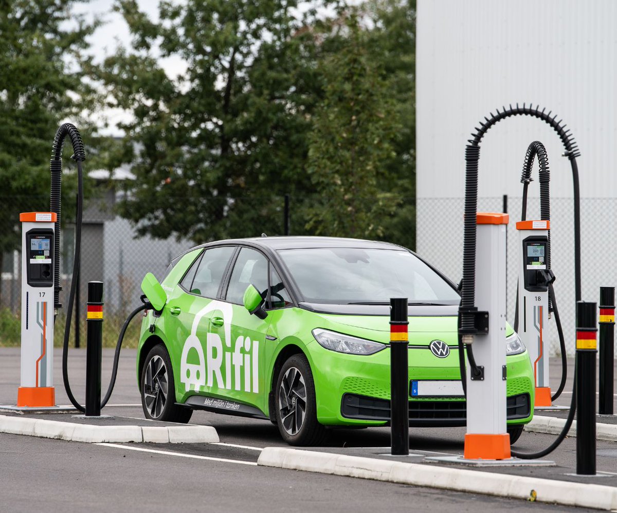 🇸🇪 Welcome to the Rifil EV charging station near Malmö, Sweden.

This EV charging site is both for electric trucks and electric passenger cars ⚡️The Kempower Satellite system is in place with 22 Kempower Satellites and 5 Kempower Power Units.

#electrictrucks #evcharging