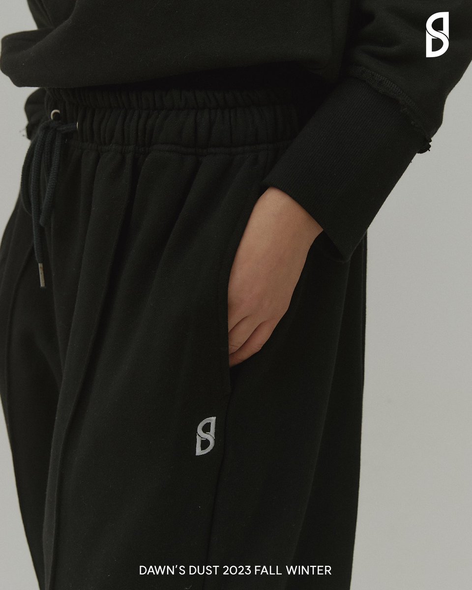 DawnsDust's tweet photo. DAWN’S DUST 2023 FW COLLECTION
Logo String Sweatpants(Black)
탄탄한 코튼 원단을 사용한 스웻팬츠입니다. 밑단 스트링을 조절하여 다양한 연출이 가능하며, 던즈더스트의 심볼 자수 디테일이 포인트입니다. V-neck Logo Sweatshirt와 셋업으로 착용할 수 있습니다. https://t.co/f2dPUjo5CR