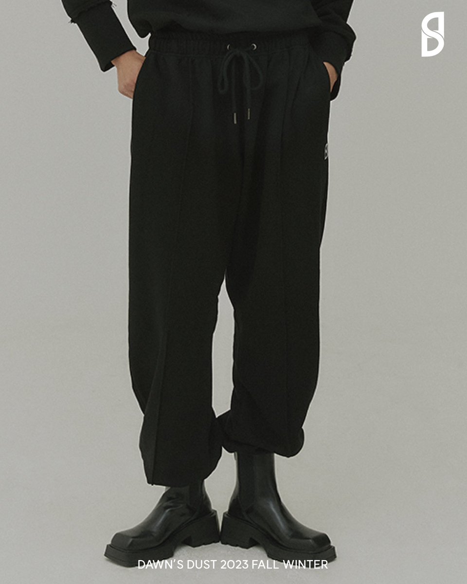 DawnsDust's tweet photo. DAWN’S DUST 2023 FW COLLECTION
Logo String Sweatpants(Black)
탄탄한 코튼 원단을 사용한 스웻팬츠입니다. 밑단 스트링을 조절하여 다양한 연출이 가능하며, 던즈더스트의 심볼 자수 디테일이 포인트입니다. V-neck Logo Sweatshirt와 셋업으로 착용할 수 있습니다. https://t.co/f2dPUjo5CR