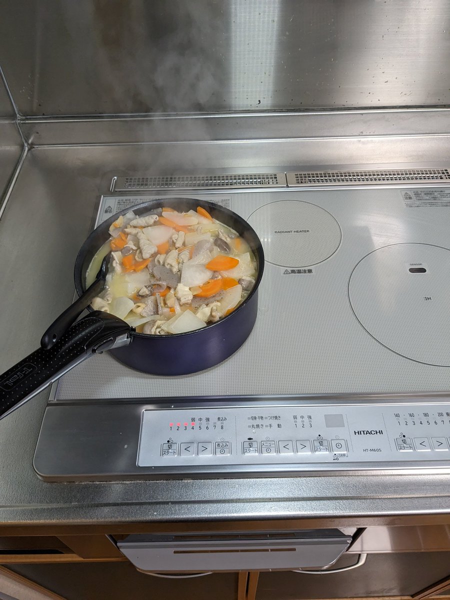 Coko_Chappy's tweet image. 新しいIHと換気扇ついたから、もつ煮作ってるけど…鍋がちっさかった🤤