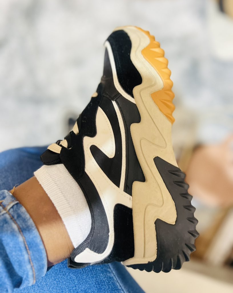 glasses__girl's tweet photo. What’s on your feet today? https://t.co/QC1Y6DCzUe