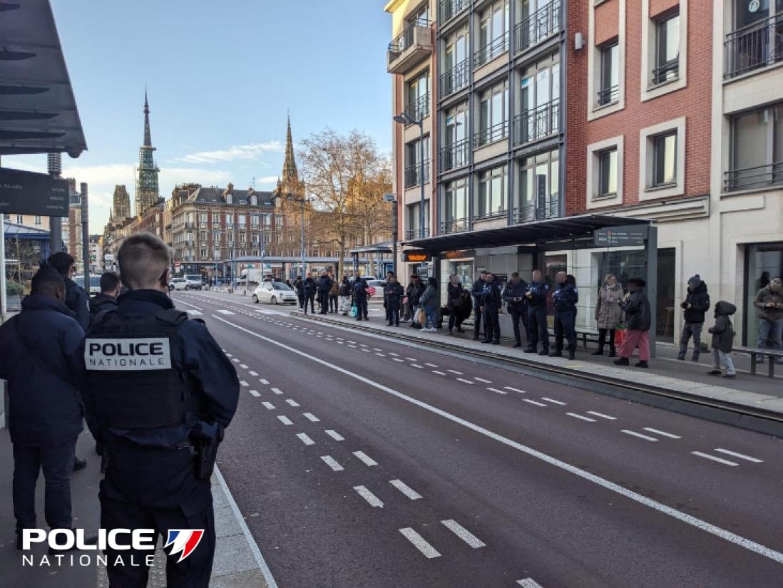 PoliceNat76's tweet photo. #SécurisationTransportsEnCommun | Hier, les 👮♂️👮♀️ de @seinemaritime étaient à l'arrêt de TEOR place Saint-Marc avec #TransDevRouen et la @PoliceMun de @Rouen pour assurer votre sécurité.
#Protéger https://t.co/tOeJbJ5cKC
