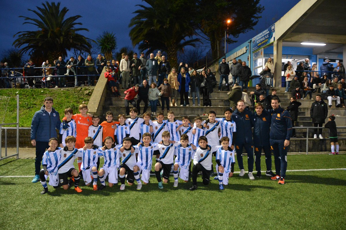 Valvatwitt's tweet image. Gran torneo organizado por el @kostkas_ke en el que participo ayer nuestro 2013.

Nuestros Alevines quedaron Segundos en la Fase Oro.

Gran Torneo 👏👏

Vamos @Valvatwitt 🖤🤍💙

#Futbol #Torneo #Alevin #Larioja #Futbolbase