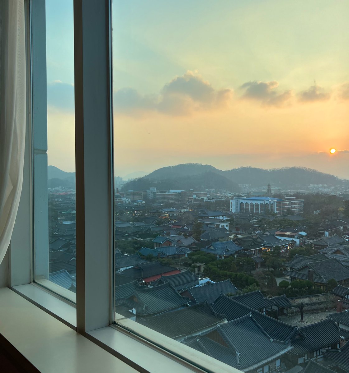 uyunixx's tweet image. 아름다운 한옥뷰와 함께하는 연말➰🥹
(모두들 소중한 사람들과 함께 포근한 연말연시 보내시길 바랍니다. 🫶🩷)