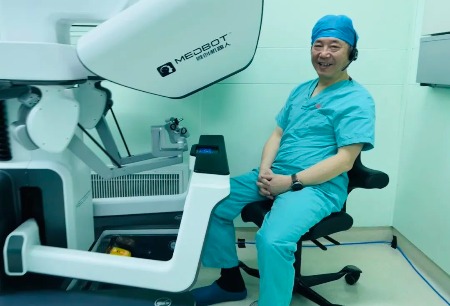 On 12.23, during the surgical live broadcast session of the 11th Haitang Bay Urology Symposium in 2023, the "radical prostatectomy" performed by Academician Zhang Xu attracted significant attention. The online viewership reached over 20,000.
#urology #surgical