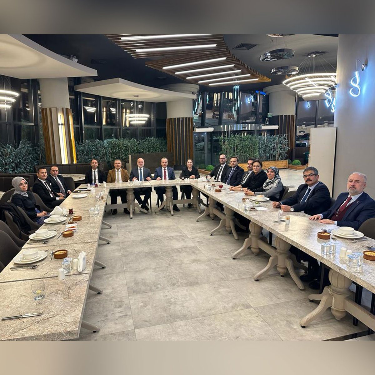 Kurumlarımızın Hukuk Yöneticileri ile bir araya gelerek “Kurumlararası iletişim, iş birliği, kamu avukatlarının güncel sorunları ve çözüm önerilerine yönelik fikir alışverişinde bulunuldu. Toplantıya Baro Başkanımız Av. Sabri Hafif, Baro Başkan Yardımcımız Av. Handan Kurt, Genel