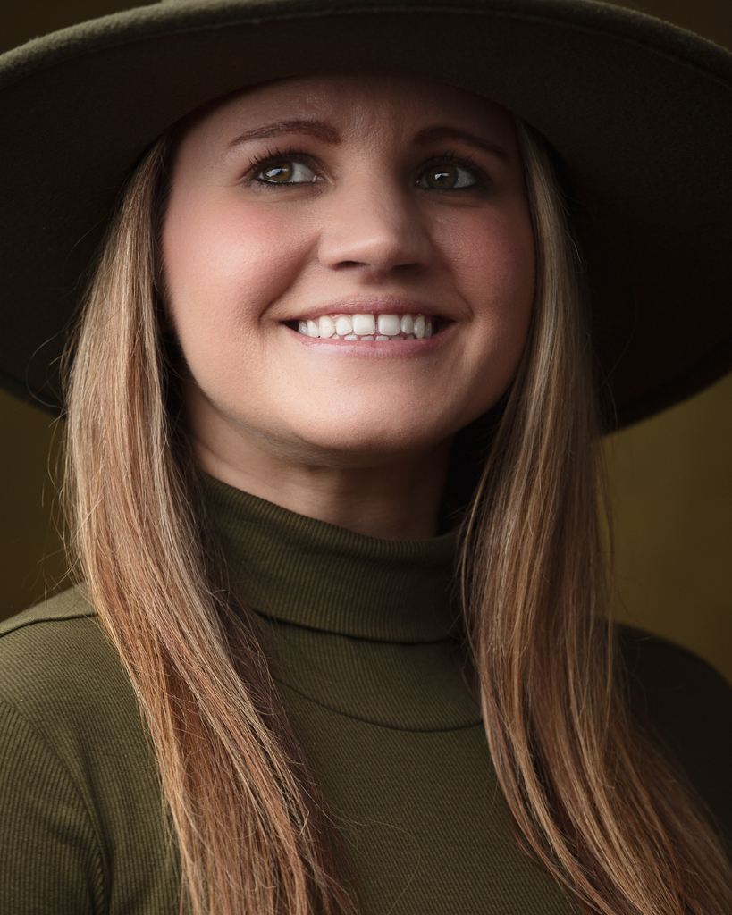 Throwback to a memorable portrait session with Laura last year. Her presence in front of the camera was truly inspiring. Thanks to Laura for her kindness in letting me share these shots. #FoyersPhotography #PortraitWithLaura #HeadshotMagic #SuffolkShoot … instagr.am/p/C1biCwsMeZB/