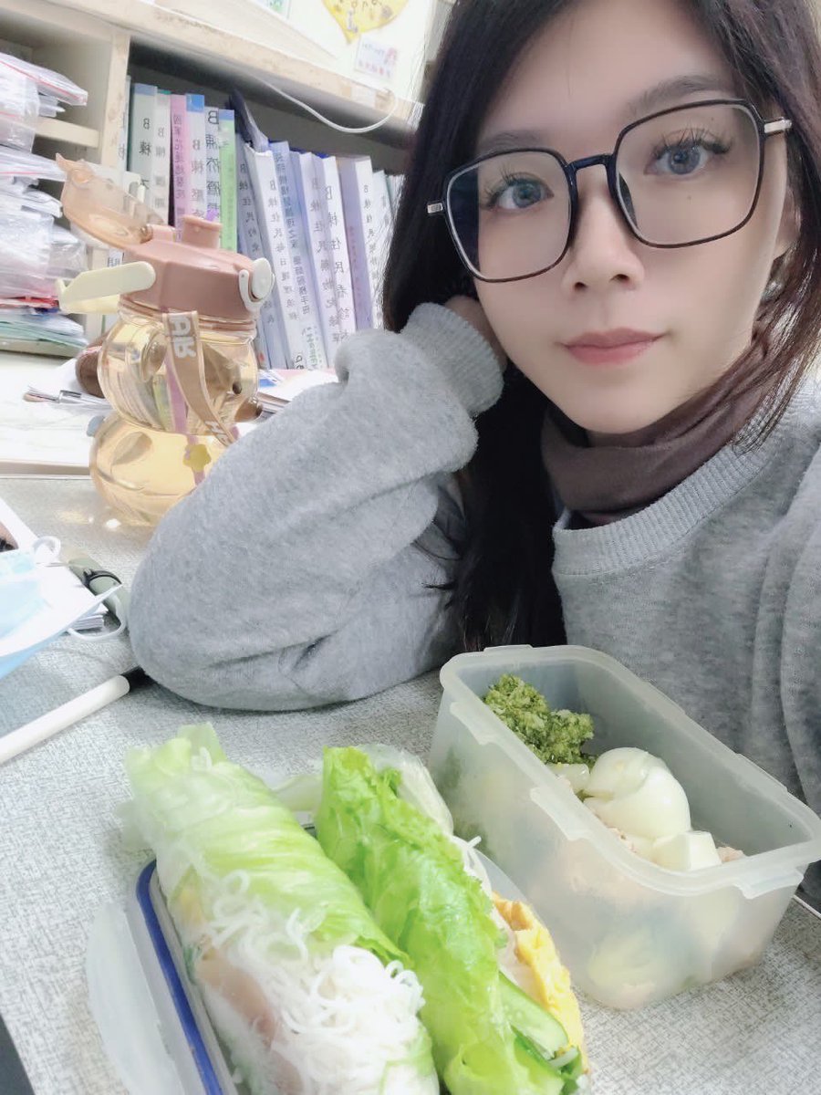 想不想跟我瘋狂做菜呀~🌵
#做菜 #高麗菜 #水煮蛋 #眼鏡 #素顏 #健康餐 #休息時間 #還沒買寫真的寶寶趕快去買唷 
https://t.co/Se9Fkroxd7 買完私訊我有神祕驚喜呦💘 https://t.co/ldnjn5qysO