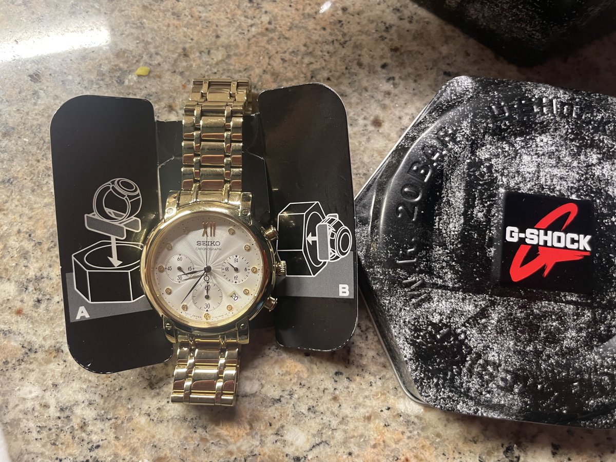 ChrisCapo14's tweet photo. @amazon @AmazonHelp  Amazon's customer service thread:
1. We ordered a CASIO G-Shock watch from Amazon India. @amazonIN 
2. On the day of delivery we received a CASIO G-Shock box, with CASIO G-Shock labels, but instead...oh! surprise! A Seiko watch inside. Mistake? Scam? https://t.co/yCzVvzSOHr