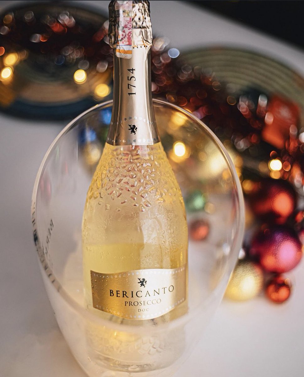 TerrassaW's tweet image. As we wrap up the chapters of 2023, make sure to grab your favorite bottles for a toast to the memories created and to welcoming new beginnings 🎆🎊🍾 

#Cheersto2023 #Terrassawines #winelovers