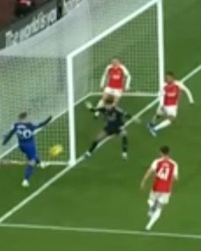 dalilwal's tweet photo. How can this be allowed. VAR not working for Arsenal https://t.co/PxN0fxMcsM