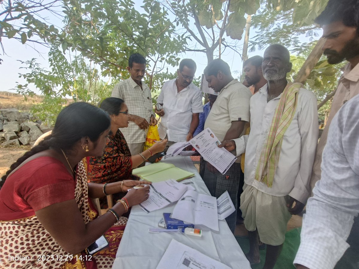 MPPSDPTURBAN's tweet photo. Praja Palana ABHAYA HASTAM Guarantee Applications Acceptance programme in Boggulonibanda village of Siddipet(Urban) Mandal in Siddipet District @Collector_SDPT @devakidevi20 @AcSiddipet @BRSHarish @TelanganaCMO @revanth_anumula @Bhatti_Mallu https://t.co/ikinYtaz4H