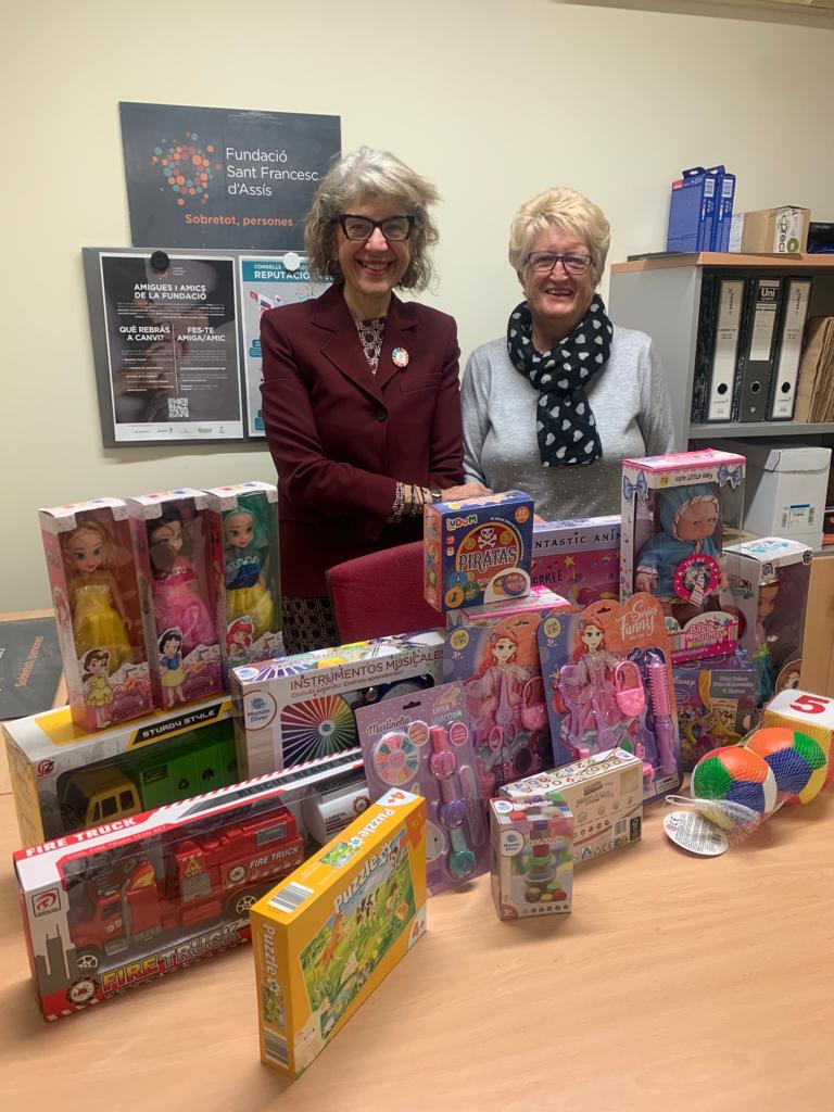 FPSFA's tweet photo. La Directora General, @CandelaCalle, ha fet entrega de les joguines recollides, a Rosa Maria Riembau, presidenta de Càritas El Masnou.
Gràcies a totes les persones que han fet una donació.

@caritasbcn
#masnousolidari
#nadalsolidari
#elmasnou
#recollidadejuguines https://t.co/vnE01EH92k
