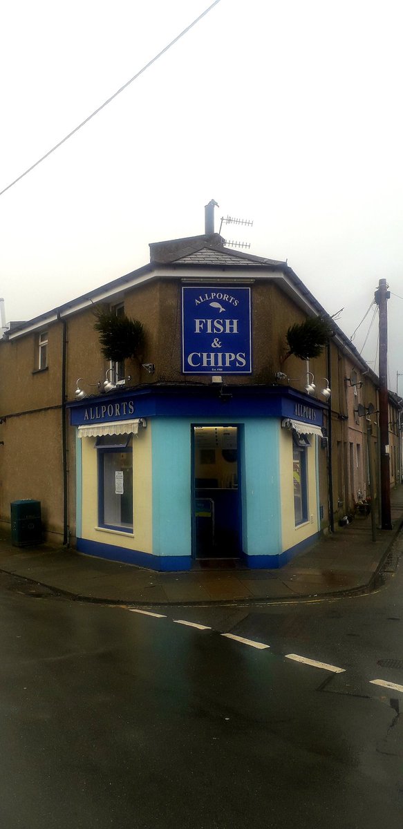 LZellas's tweet photo. Chippy in the drizzle, Snowdon Street, Portmadoc
#FishShopFriday https://t.co/K4wARNOK5w