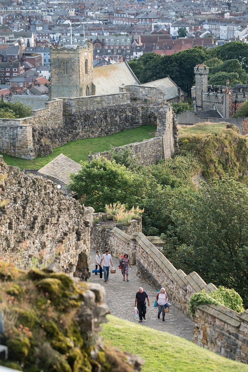 Looking for some peace and quiet following a busy Christmas? 🎄 Why not squeeze in one last day out at Scarborough Castle before the new year? It'll be worth it!✨