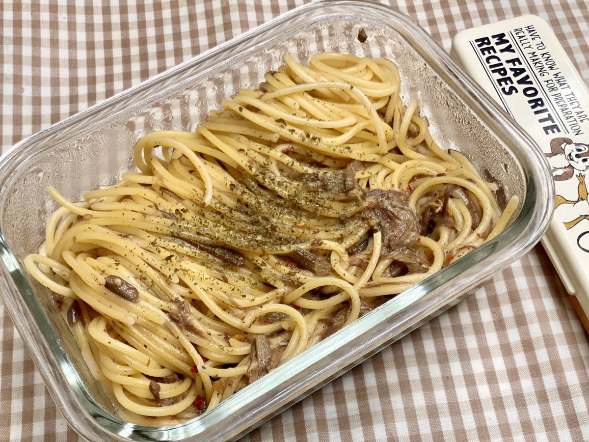 고사리 파스타입니다!
배드케럿의 고사리 파스타 소스를 사용했어요😜
면 삶아서 소스만 넣고 다른건 아무것도 안 넣었는데 소스 자체가 매콤하고 간도 딱 맞더라구요!
고사리를 그리 좋아하지 않는데도 맛있었어요^ㅅ^
올해 마지막 도시락이네요!
새해 복 많이 받으시고 밥도 꼭 챙겨드세요〰️‼️😜