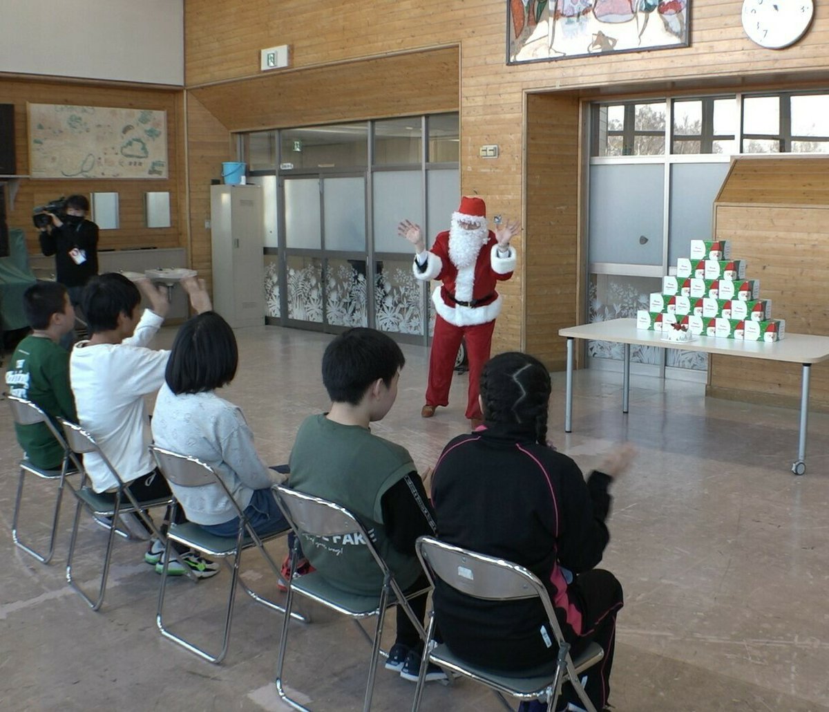 Seicomart_TW's tweet photo. 12/22（金）
セイコーマートから北海道内149の児童福祉施設に生クリームケーキ＜5号＞を約900個をプレゼントしました。
若手社員中心のサンタクロース部隊が直接施設を訪問、直接手渡しをしてきました。 https://t.co/Gk1n84ID2I
