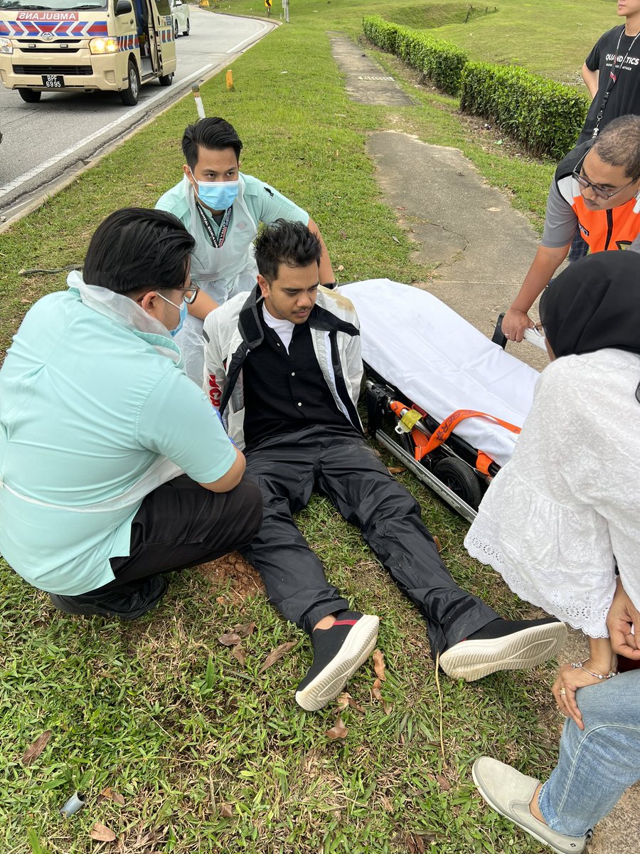 Wak_Doyok's tweet photo. Mari lah kita doa kan sahabat saya alif satar. Sebentar tadi beliau kecelakaan moto di depan saya. Alhamdullilah semua baik2 https://t.co/qsEWCTRmGb