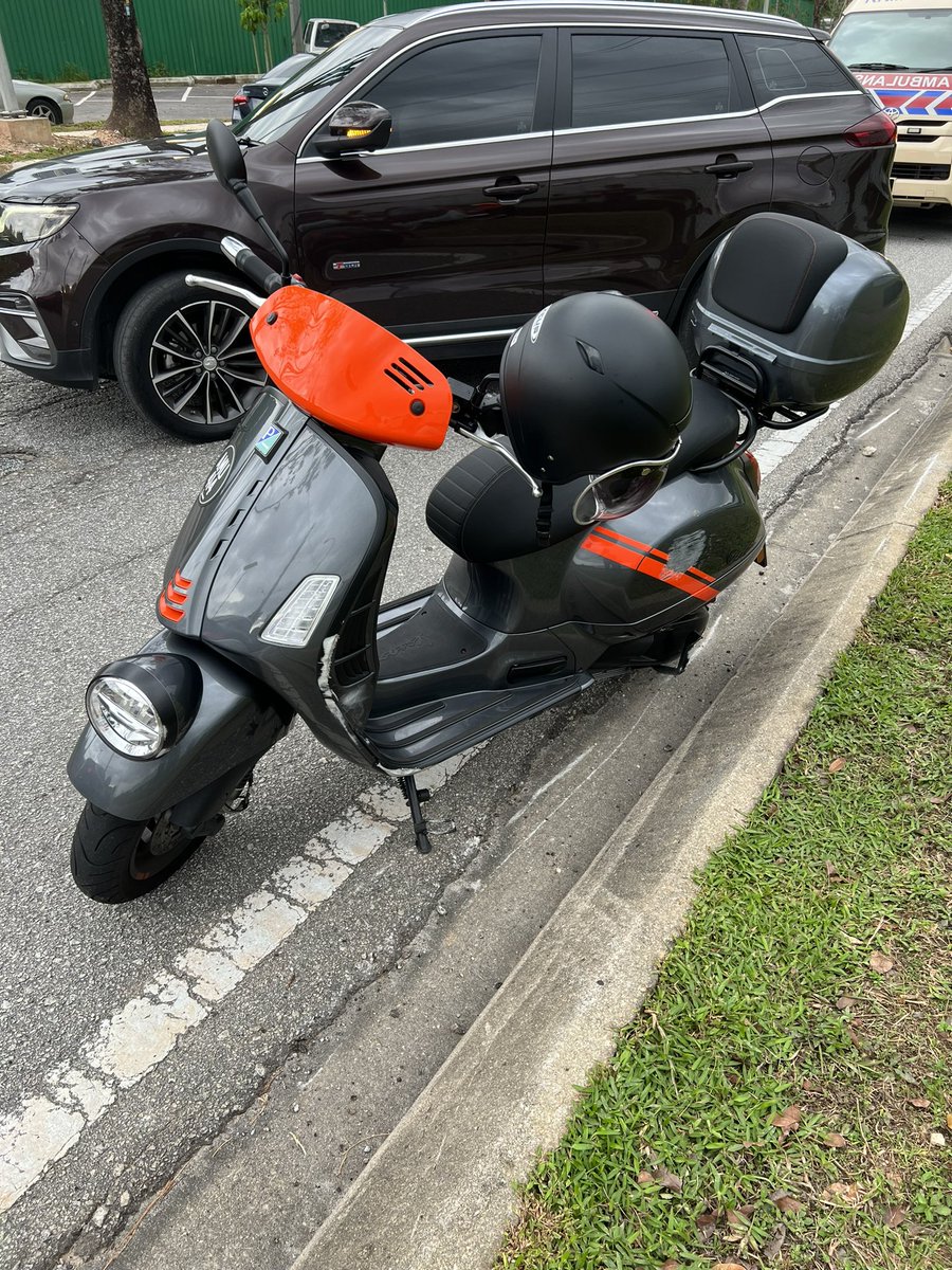 Wak_Doyok's tweet photo. Mari lah kita doa kan sahabat saya alif satar. Sebentar tadi beliau kecelakaan moto di depan saya. Alhamdullilah semua baik2 https://t.co/qsEWCTRmGb