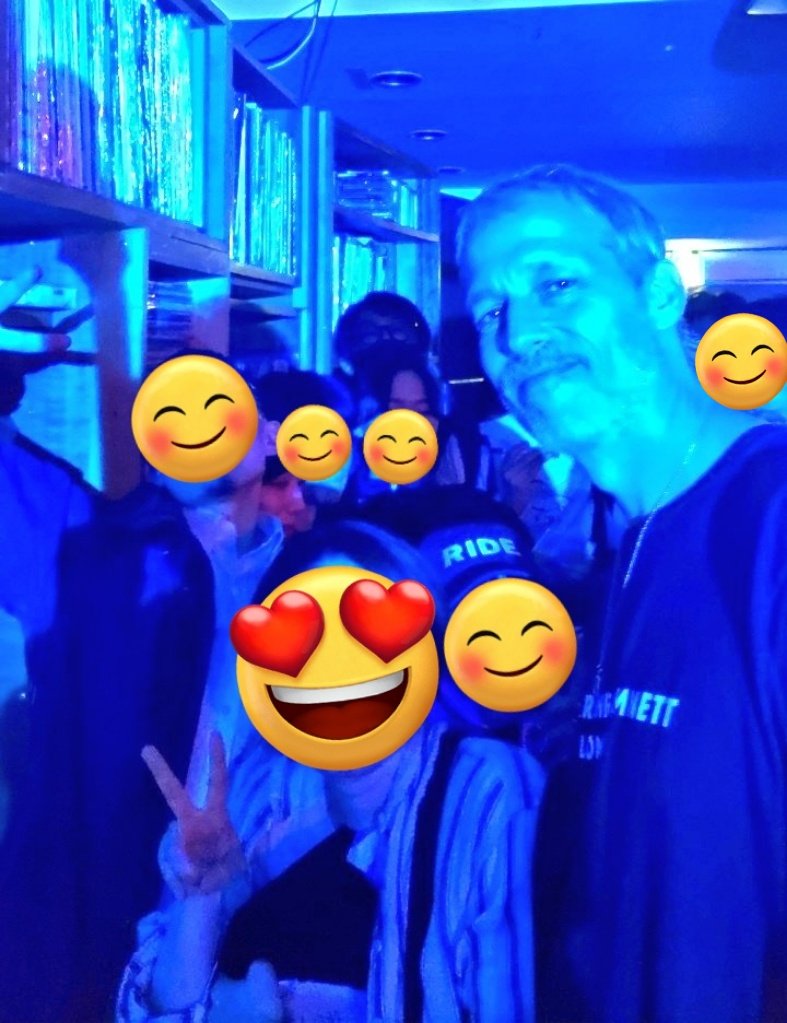 to_j_r_j_s's tweet photo. 2023年のマイベストプレイ
妻が愛するアンディ・ベルと並んだ写真を撮れたこと。
RIDE祭最高だったなー。
#RIDE
#ox4
#nowhere
#goingblankagain https://t.co/56wzaeKvm3