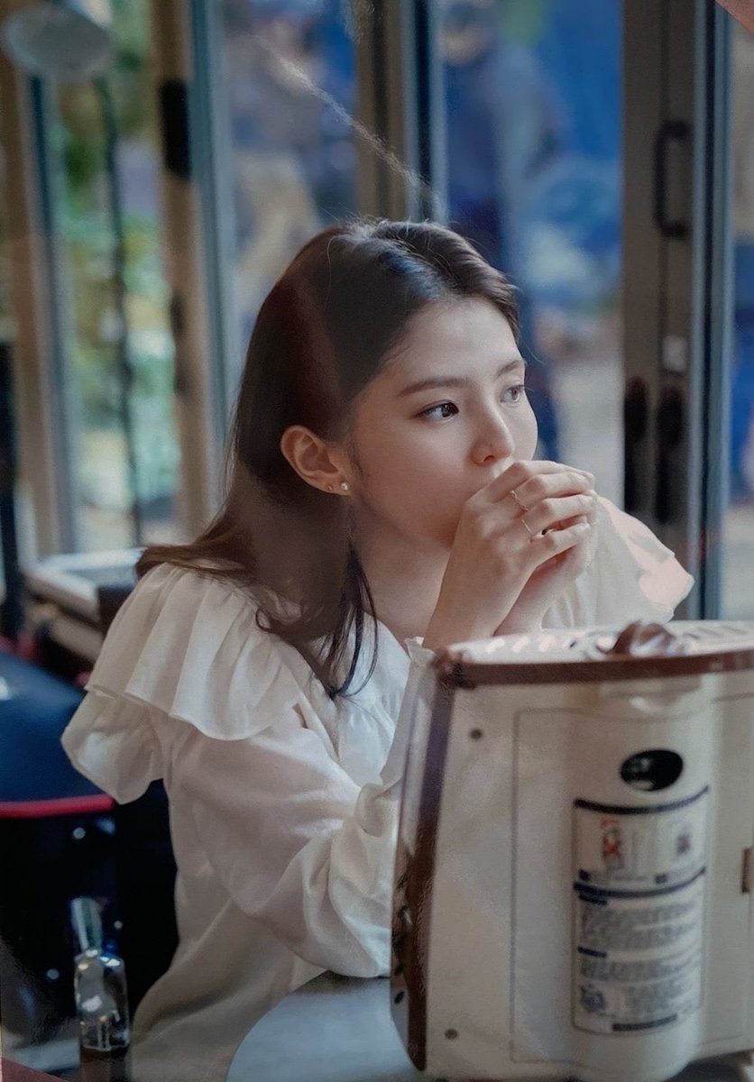 soheejpeg's tweet photo. #HANSOHEE #한소희: if winter’s warmth and love is ever a person https://t.co/xWVFEbG6bP