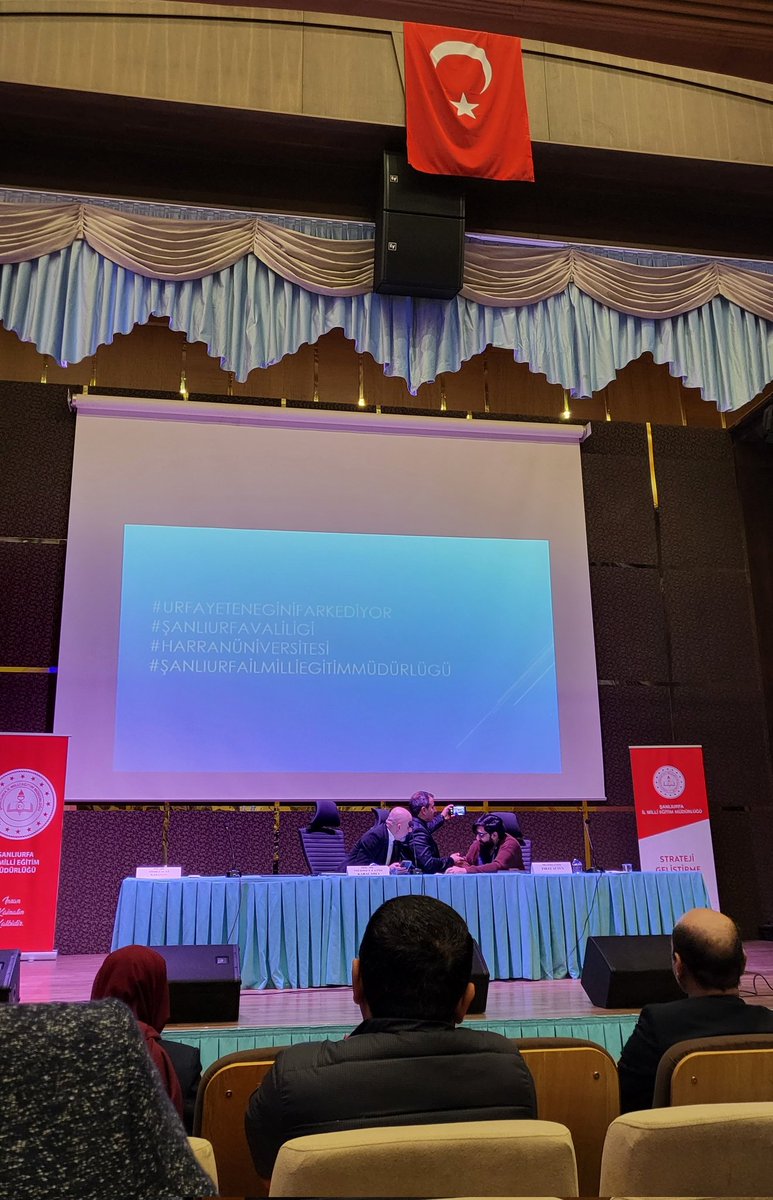 Değerli hocalarımızın moderatörlüğünde müziksel yeteneğin tespiti ve geliştirilmesi konulu güzel bir panel oldu. 
#urfayeteneğinifarkediyor
#şanlıurfavaliliği
#Harranüniversitesi
#Şanlıurfailmillieğitimmüdürlüğü