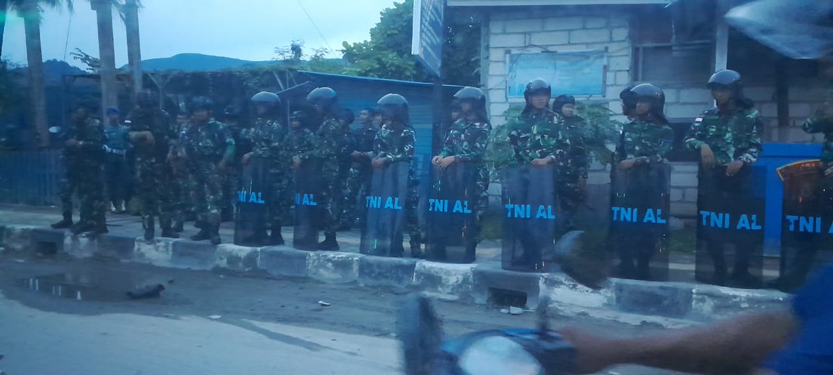 Saat ini depan jalan angkatan laut hamadi mau masuk ringrot sedang siaga TNI AL jayapura