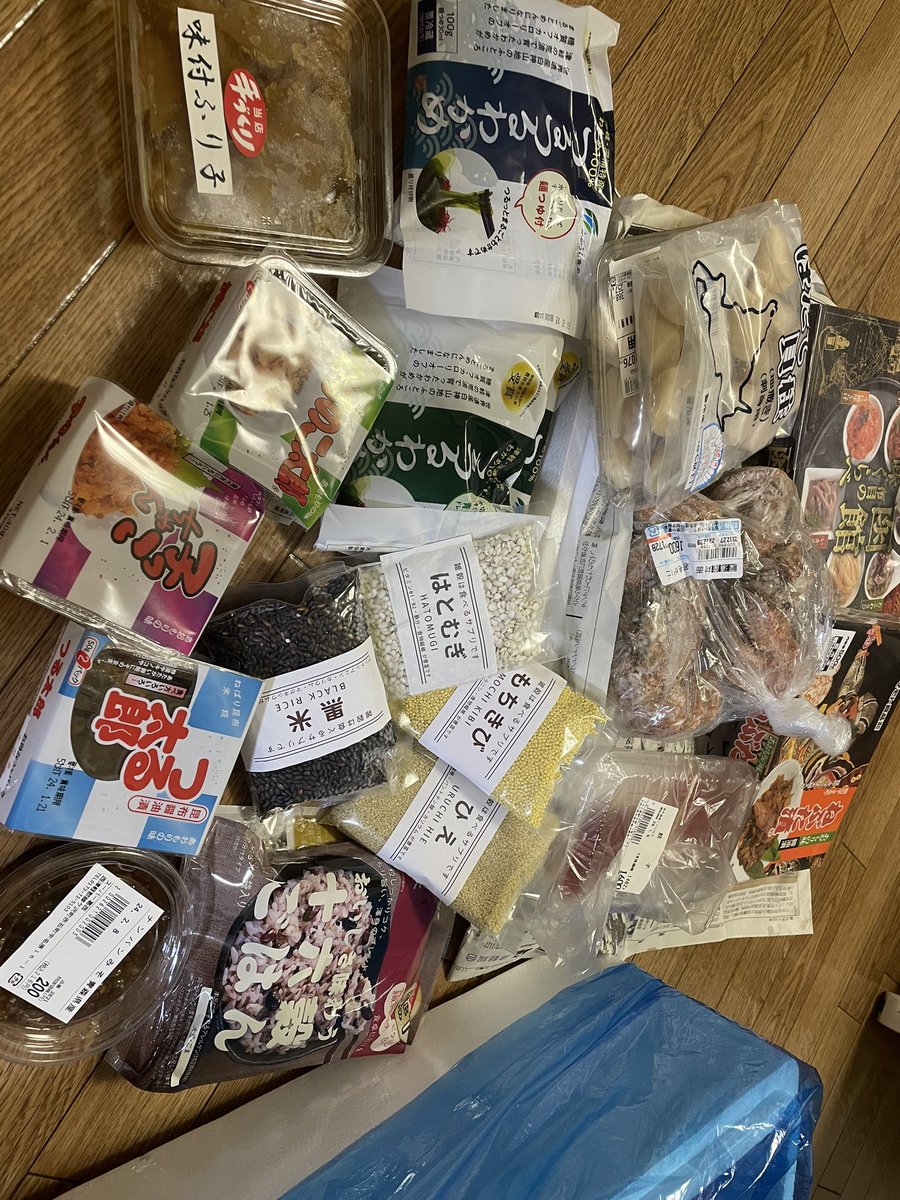 suzan__yo_'s tweet photo. キタキタキターーー！！
マジで結婚して良かったと思う日
お義母さんからの青森の味お届けday♡

毎度おなじみのねぶた漬け(ﾊﾞﾘｳﾏ)から今回初めて食べるツルツルわかめ(これ名産なんですね！)からの〜
お正月に食べたいと伝えていたから私の大好きな海鮮物を冷凍で！

お義母さん ありがとおおお https://t.co/oKkjtuOo11