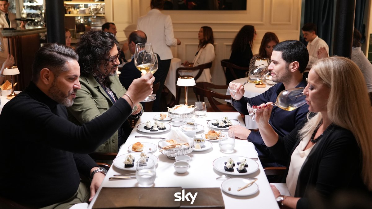 Sky (@skyitalia) on Twitter photo Si mangia il baccalà, è famosa per il vino, c'è il mare, ma non è Venezia. Dove siamo?
#Ale4Ristoranti stasera alle 21.15 su Sky Uno.
<a href="/BorgheseAle/">Alessandro Borghese</a> Si mangia il baccalà, è famosa per il vino, c'è il mare, ma non è Venezia. Dove siamo?
#Ale4Ristoranti stasera alle 21.15 su Sky Uno.
<a href="/BorgheseAle/">Alessandro Borghese</a>
