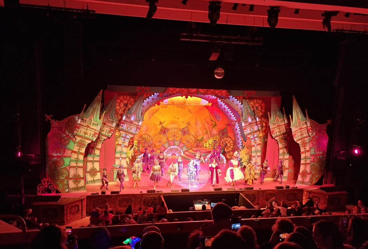 PhilKennedyDJ's tweet photo. Great Family Night out at The Hexagon in Reading with Mr Tumble himself Justin Fletcher and Paul Morse as Nanny Bubbles. Never Forget the key word...Balloon! #ReadingPanto @Reading Hexagon https://t.co/H3LylWlPZo