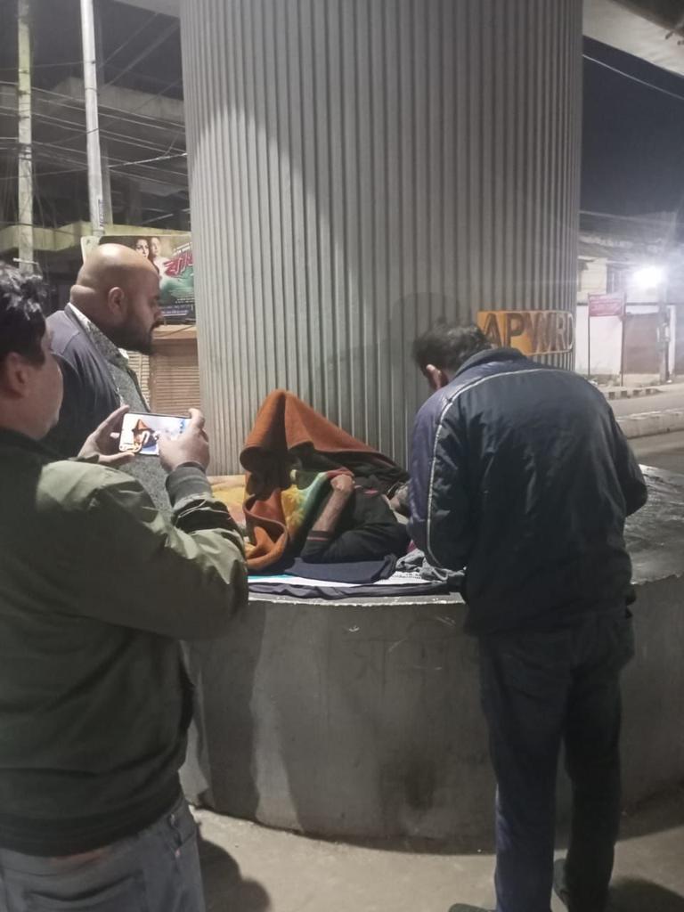 The District Level Task Force continued its rescue and rehabilitation drive today across various Flyover underpass areas in Guwahati. Necessary medical attention and shifting to shelter home was carried out by the team. @CMOfficeAssam