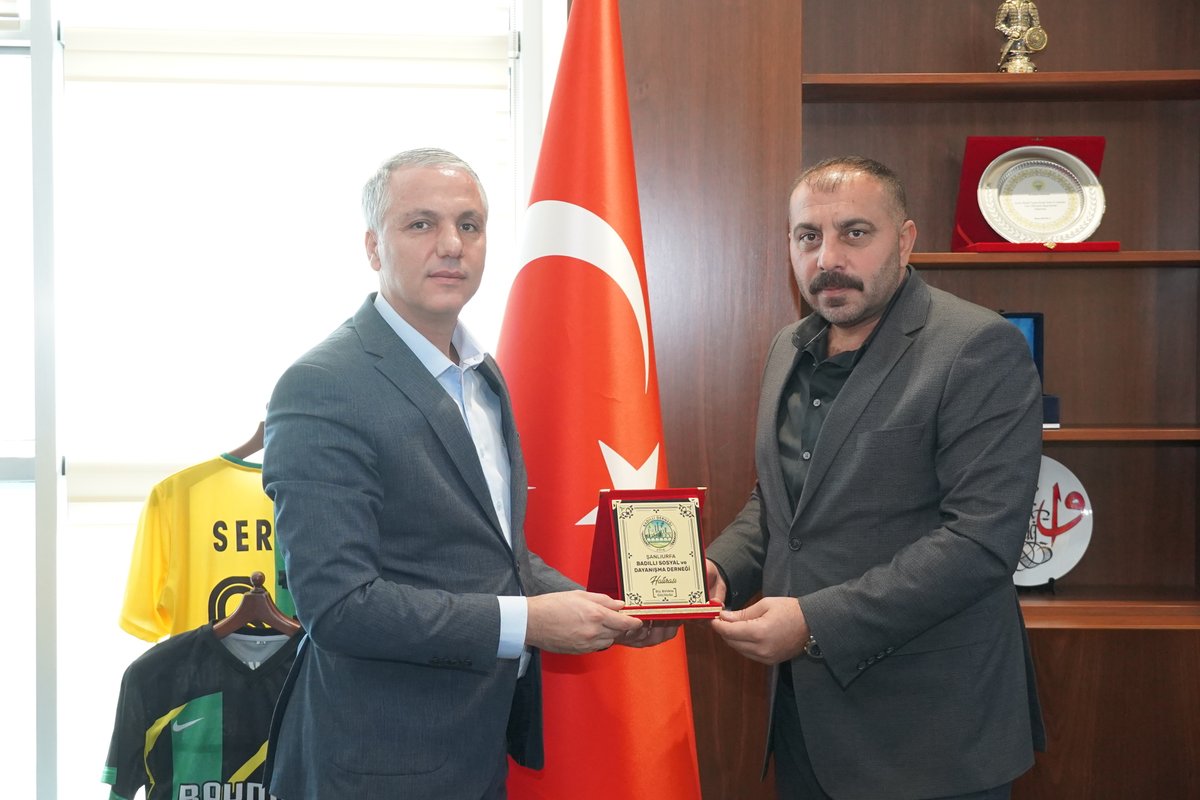 Şanlıurfa Badıllı Sosyal ve Dayanışma Derneği Yönetim Kurulu Başkanı Sn.İbrahim Halil Baydilli, Yönetim Kurulu Üyeleri ve beraberlerindeki heyet, Meclis Başkanımız Sn.Serhat Karadağ'ı ziyaret ederek plaket takdim ettiler.

Nazik ziyaretlerinden dolayı teşekkür ederiz.