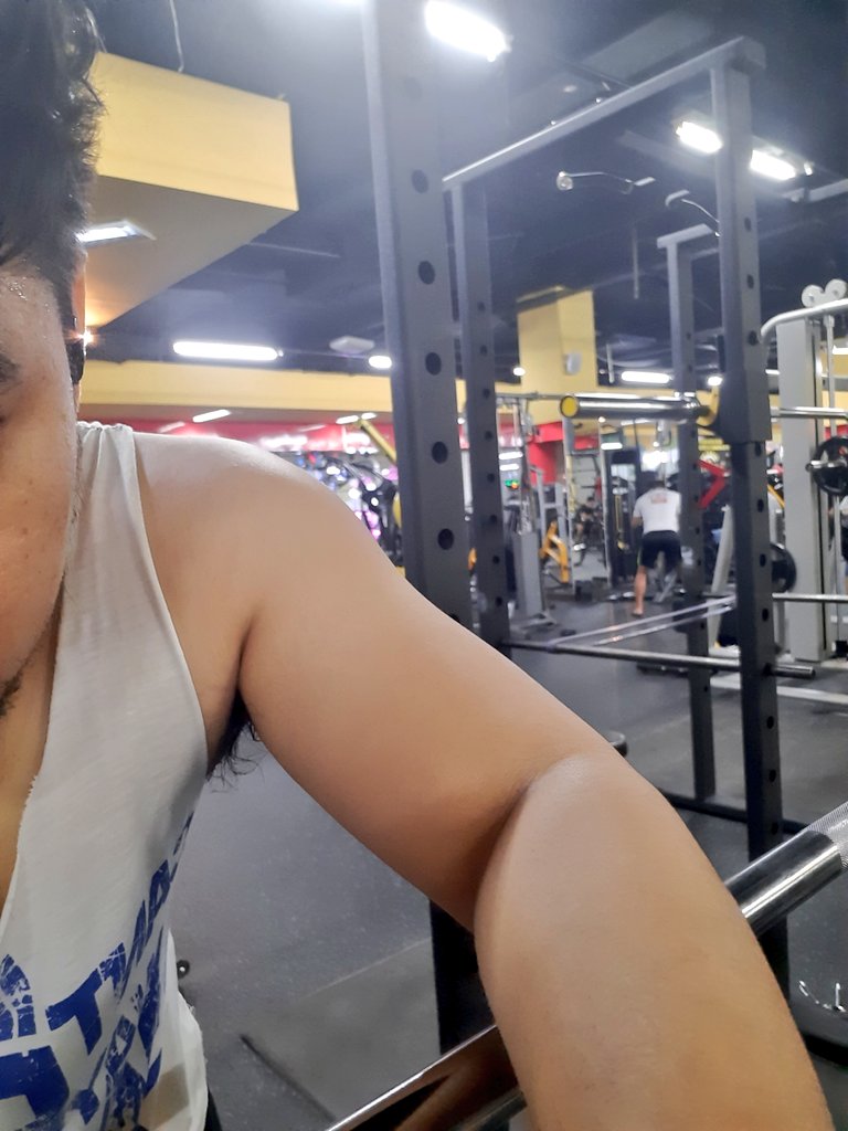 Foto bareng gym crush #7.

Tapi dia nun jauh di sana.

Dan munggungin kamera.

Wkwkwk.

I felt superblessed waktu nge-gym barusan. Happy aja bisa work out sambil mengamati pemandangan indah macam gym crush #7.