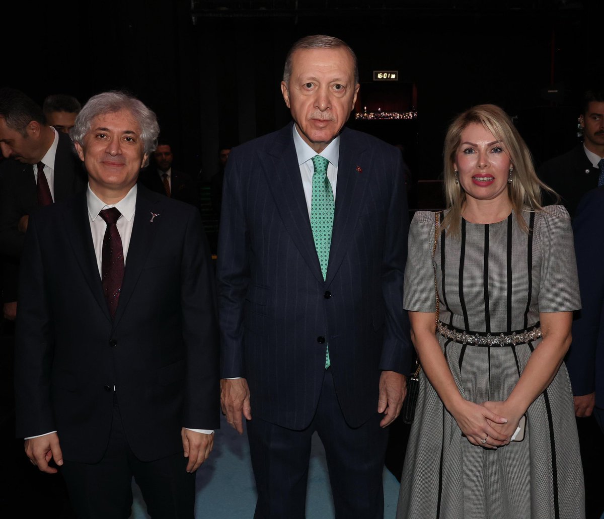 Başarılarıyla hayatımın her döneminde gurur kaynağım olan hayat arkadaşım, meslektaşım Prof. Dr. Ömer Özkan 100. Yıl TÜBİTAK Hizmet Ödülü'ne layık görüldü.
Tebrik ediyor, bize ve üniversitemize yaşattığı gurur için teşekkür ediyorum.
Tören sonrası Cumhurbaşkanımız Sayın