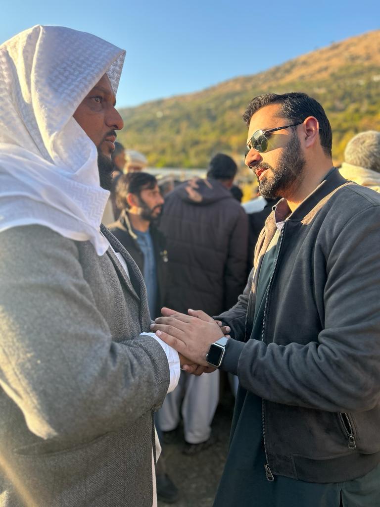 rfzofficial's tweet photo. آزاد امیدوار برائے صوبائی اسمبلی راجہ فیصل زمان کے فرزند راجہ جنید زمان کی سنجیالہ اور نتھو کھیتر میں نماز جنازہ اور فوت شدگان کی دعا میں شرکت. https://t.co/2u9Pvs8PHV