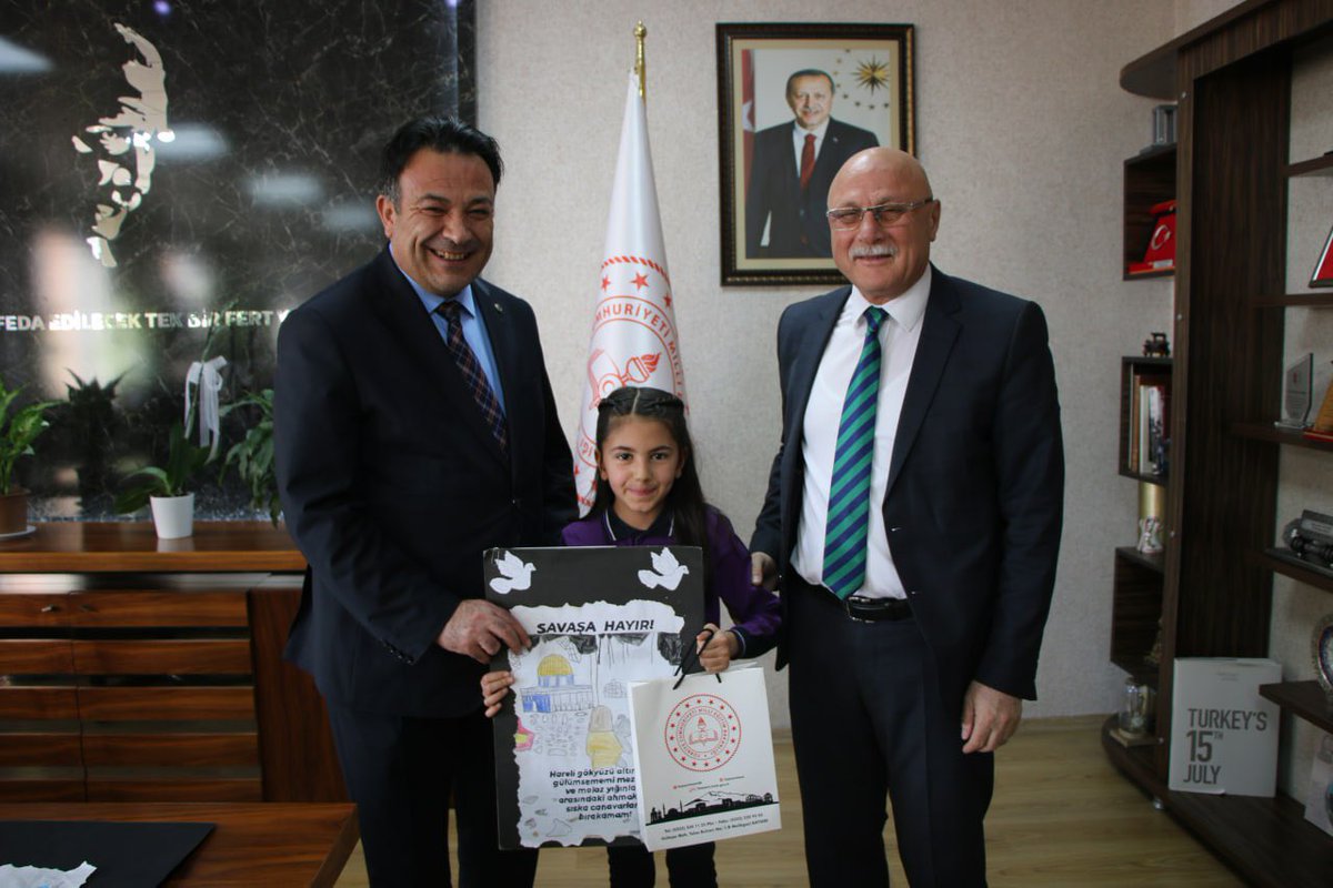 kayserimem's tweet photo. İl Milli Eğitim Müdürümüz Bahameddin Karaköse, dilin derinliklerini keşfetme, kültürel sözcüklerle buluşma ve dil becerilerini geliştirmeyi hedefleyen “Dilimizin Zenginlikleri” projesi kapsamında düzenlenen cümle/afiş yarışmasında derece alan öğrencilerimizi ağırladı. 

📜✍🏻 https://t.co/ZeE7BIXwTL