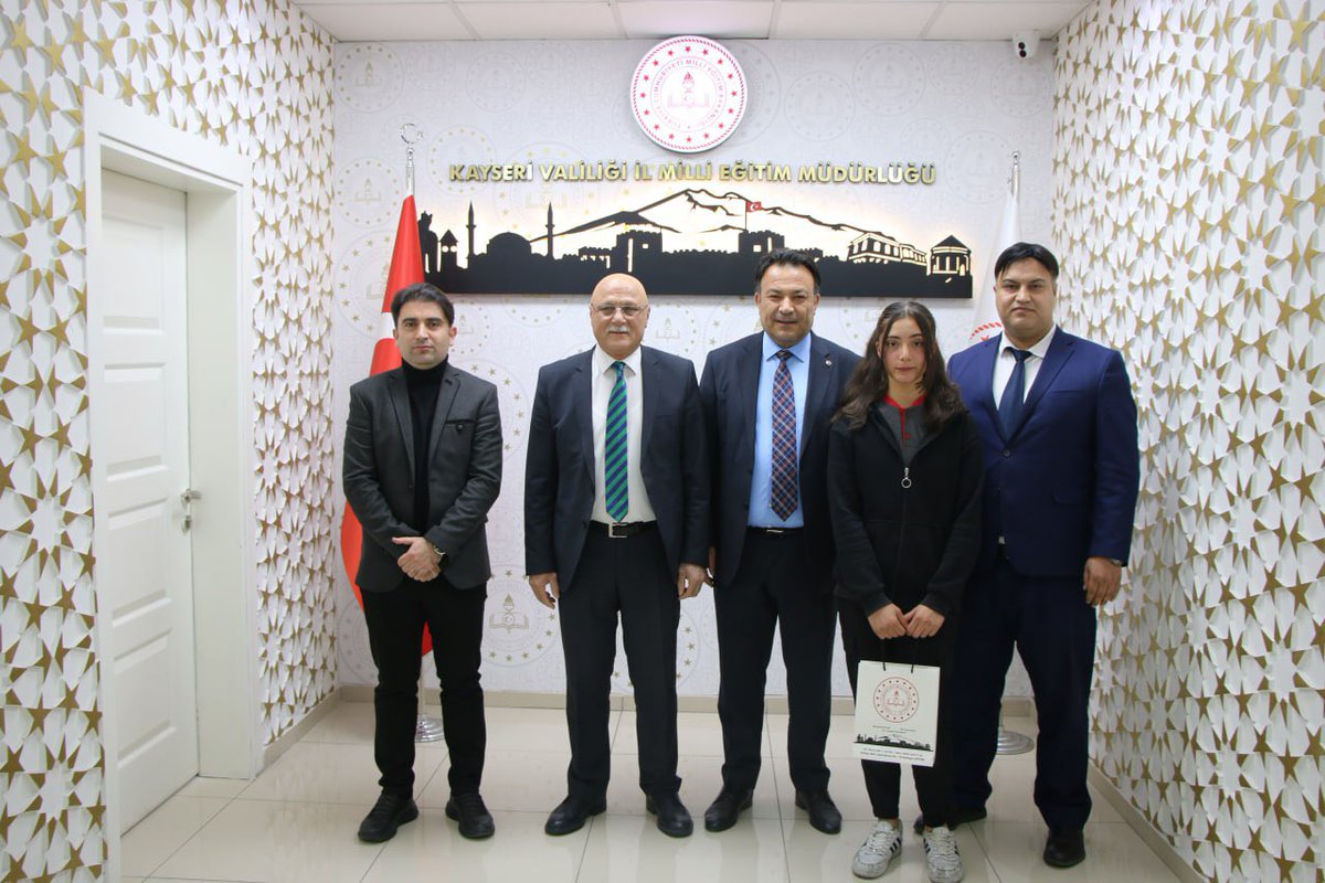 kayserimem's tweet photo. İl Milli Eğitim Müdürümüz Bahameddin Karaköse, dilin derinliklerini keşfetme, kültürel sözcüklerle buluşma ve dil becerilerini geliştirmeyi hedefleyen “Dilimizin Zenginlikleri” projesi kapsamında düzenlenen cümle/afiş yarışmasında derece alan öğrencilerimizi ağırladı. 

📜✍🏻 https://t.co/ZeE7BIXwTL