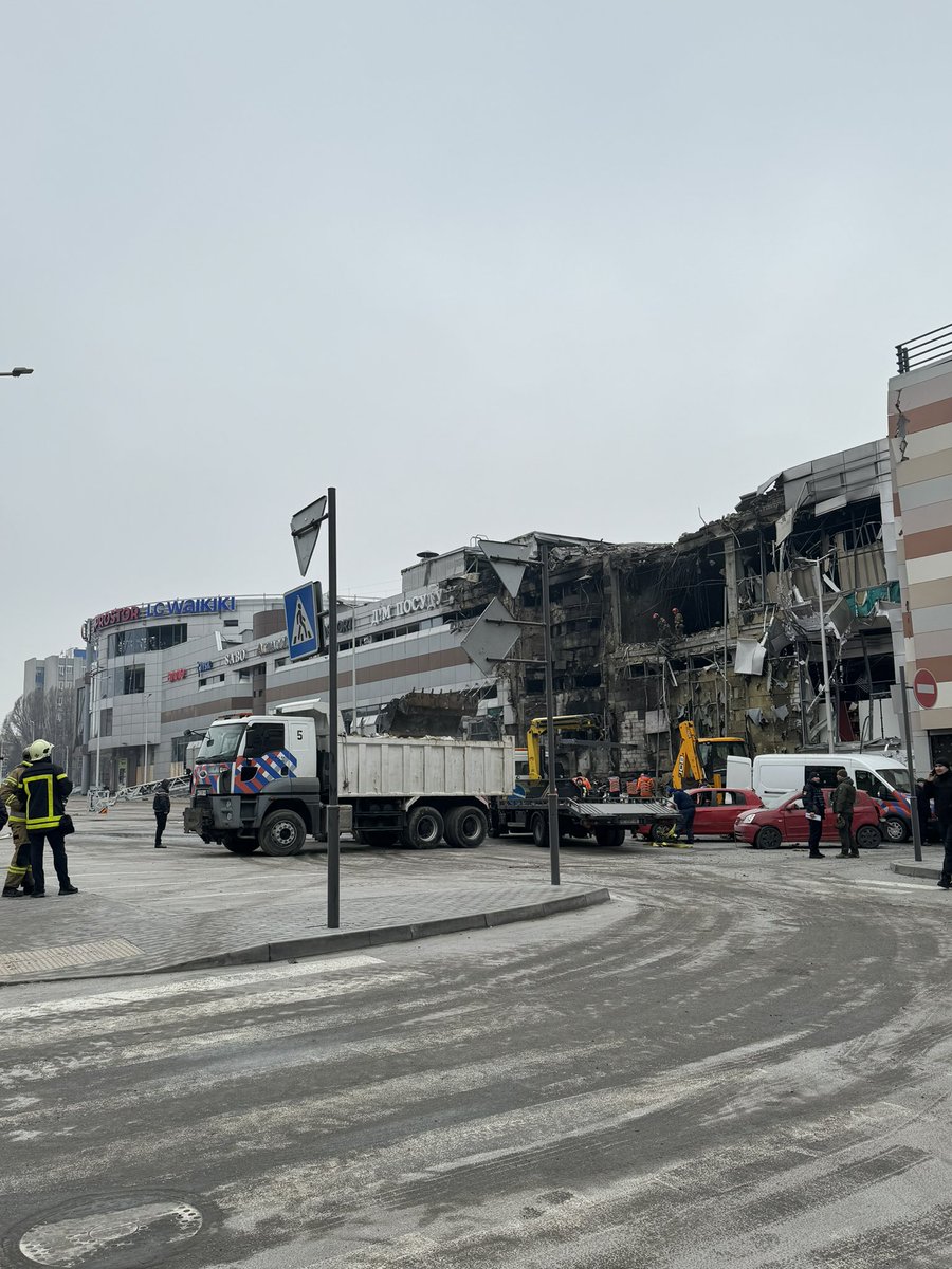 So sieht Russlands Krieg aus - Zivilisten in der gesamten Ukraine wurden in der Nacht und am Morgen angegriffen im Schlaf oder auf dem Weg zur Arbeit. Das ist das Einkaufszentrum in #dnpiro <a href="/ZDFheute/">ZDFheute</a>