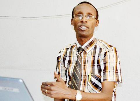 💔6 ans
Mugenzi,chaque fois qu’on quittait ta salle de classe,on se réjouissait à l’idée du prochain cours.On avait toujours l’impression d’avoir appris quelque chose en science politique surtout à travers le prisme de la vie quotidienne au #Burundi. 
Prof Muntunutwiwe,iruhukire