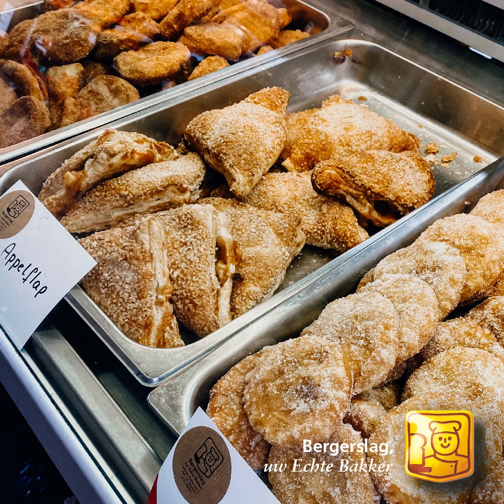 BergerslagEB's tweet photo. De laatste week van 2023, en in onze bakkerij draait alles nu om oliebollen, beignets en appelflappen. Op dit moment zijn de Bakkers van Bergerslag hard aan het werk om allerlei lekkernijen te bereiden. Je vindt ze allemaal in onze oliebollenkraam buiten. https://t.co/F1wHoSOnE4