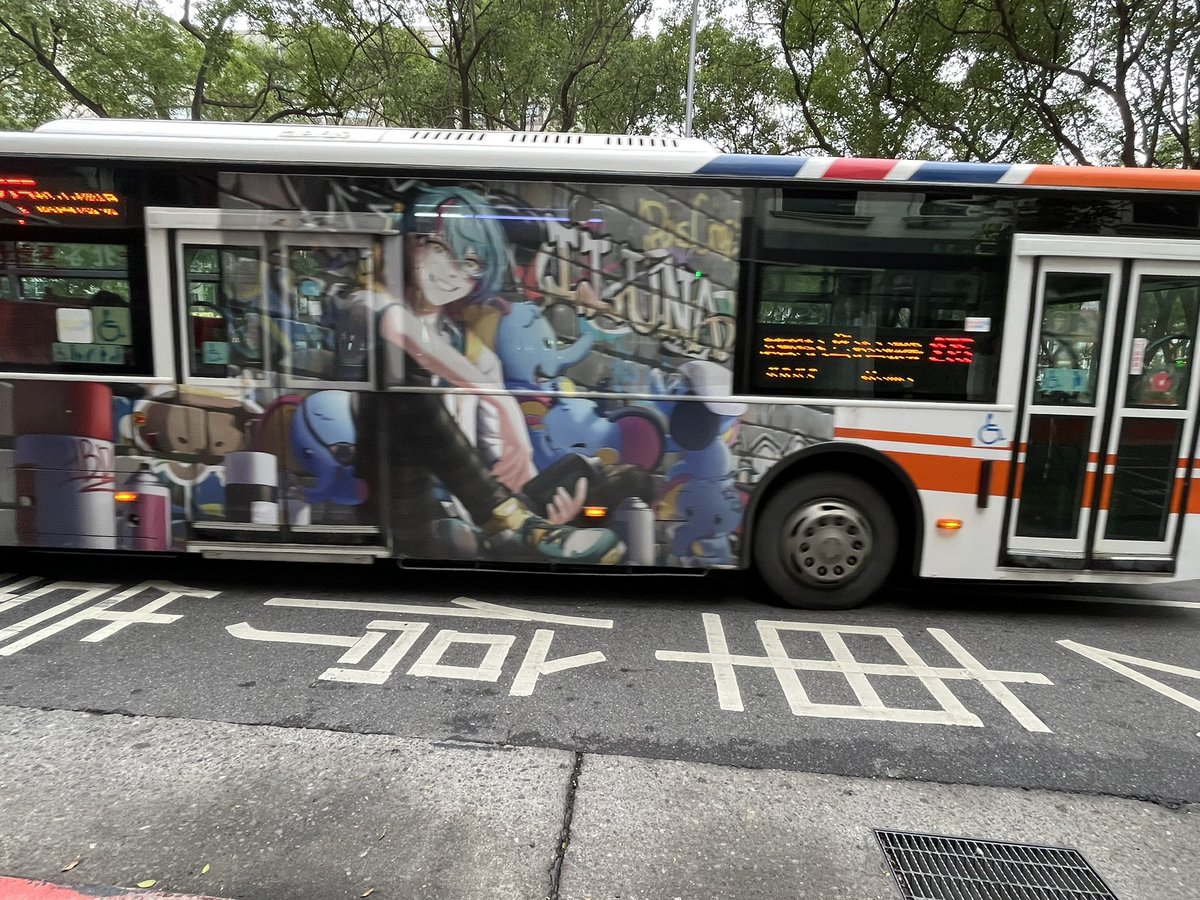 linching99268's tweet photo. 我拍得不太清楚🥲公車開好快rrrrrr

感謝Kamii老師～感謝主辦方～

#KyoBusday https://t.co/HGc9nIpKIn