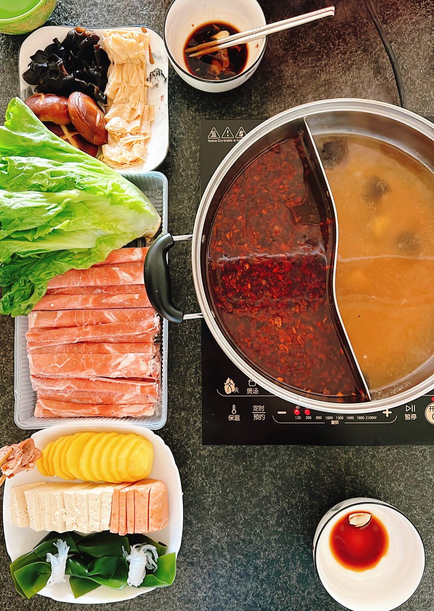 momo2637's tweet photo. Good evening everyone, 
A family's supper: 
Double-flavor hot pot, is called ’鸳鸯锅’ in Chinese。
Dec 29th dinner：
Spicy hotpot &amp; mushroom soup hotpot

Beef, luncheon meat, tofu, potatoes, kelp, konjac shreds, fungus, mushrooms

#dinner #homemade #daily #chinesefood #cooking https://t.co/MQMq1xPXfG