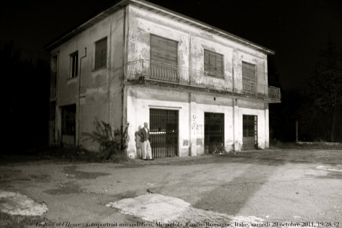 Le Jour ni l’Heure 8358 : autoportrait mirandolien — Mirandola, prov. de Modène, Émilie-Romagne, Italie, samedi 29 octobre 2011, 19:28:42 [Un spectre hante l’Europe : moi]
Samedi 29 octobre 2011. Saint Narcisse — 302/63. Modène, hôtel Canalgrande, ch. 241. Levé à 7 heures, Le