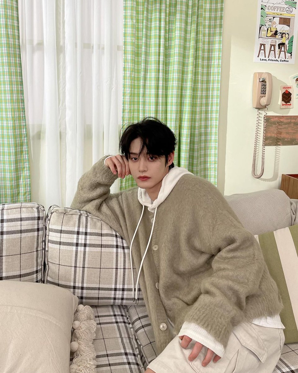 DOUBLEBASEONE_'s tweet photo. [📸] zb1official instagram update (1/2)

"Thinking about ZEROSE💗"

#ZB1 #ZEROBASEONE
#제로베이스원 @ZB1_official https://t.co/gVWA6xD0pj