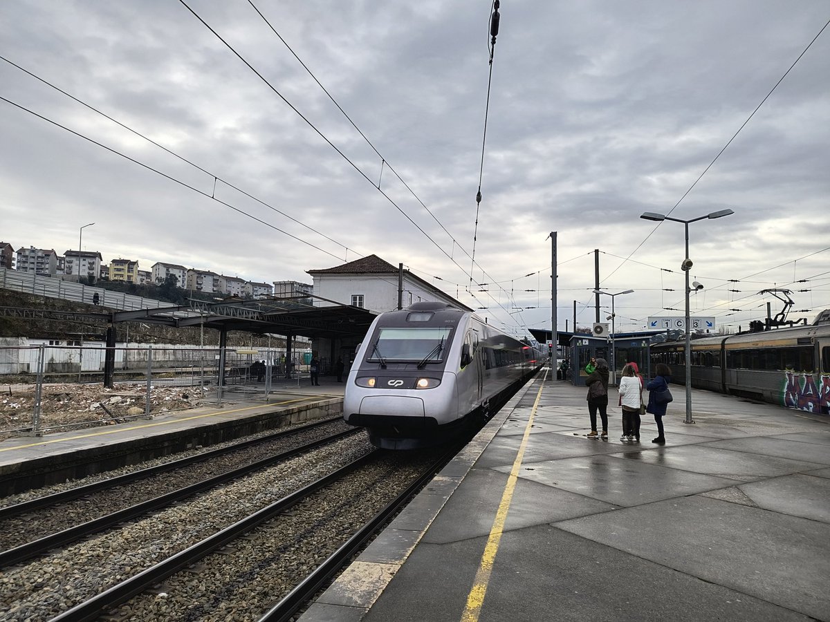 lejeunedutrain's tweet photo. Aujourd'hui, nous nous rendons à Braga avec un des meilleurs trains d'Europe : le Pendolino assurant le service #AlfaPendular des Comboios de Portugal entre Lisboa Santa Apolonia et Braga.

J'effectue le trajet de Coimbra-B à Braga en Turista et place isolé. https://t.co/BSfWXHhJwB